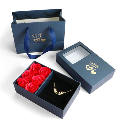 Colar trevo de coração + Caixa com 6 rosas