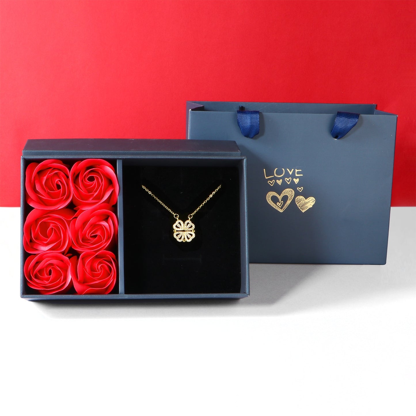 Colar trevo de coração + Caixa com 6 rosas