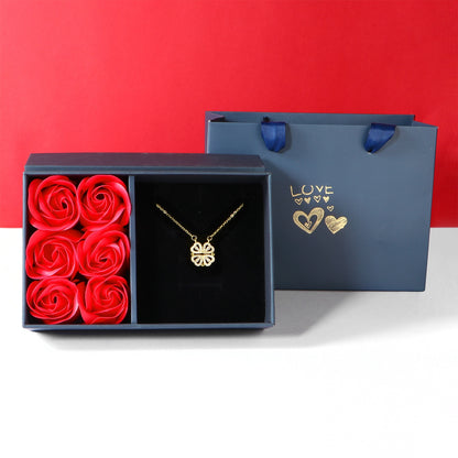 Colar trevo de coração + Caixa com 6 rosas