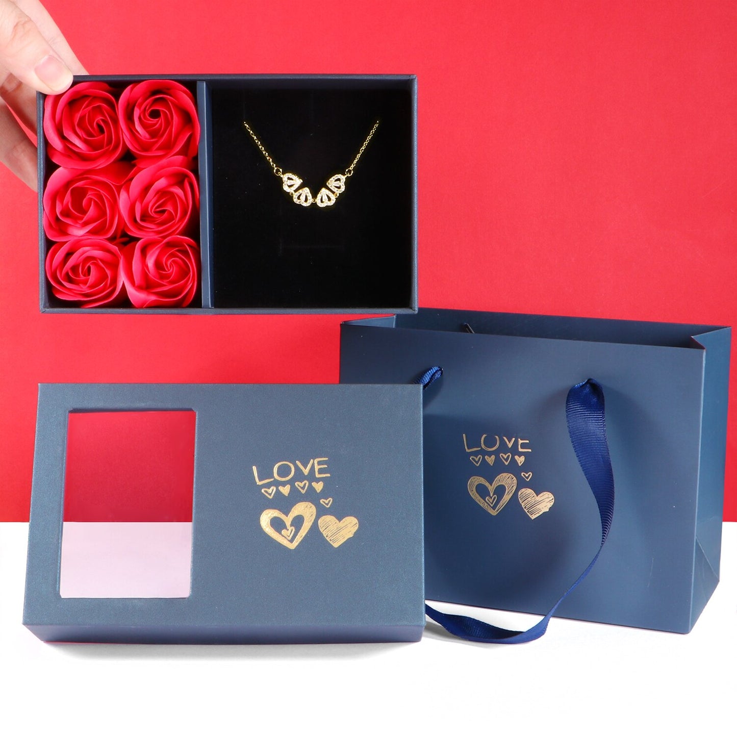 Colar trevo de coração + Caixa com 6 rosas