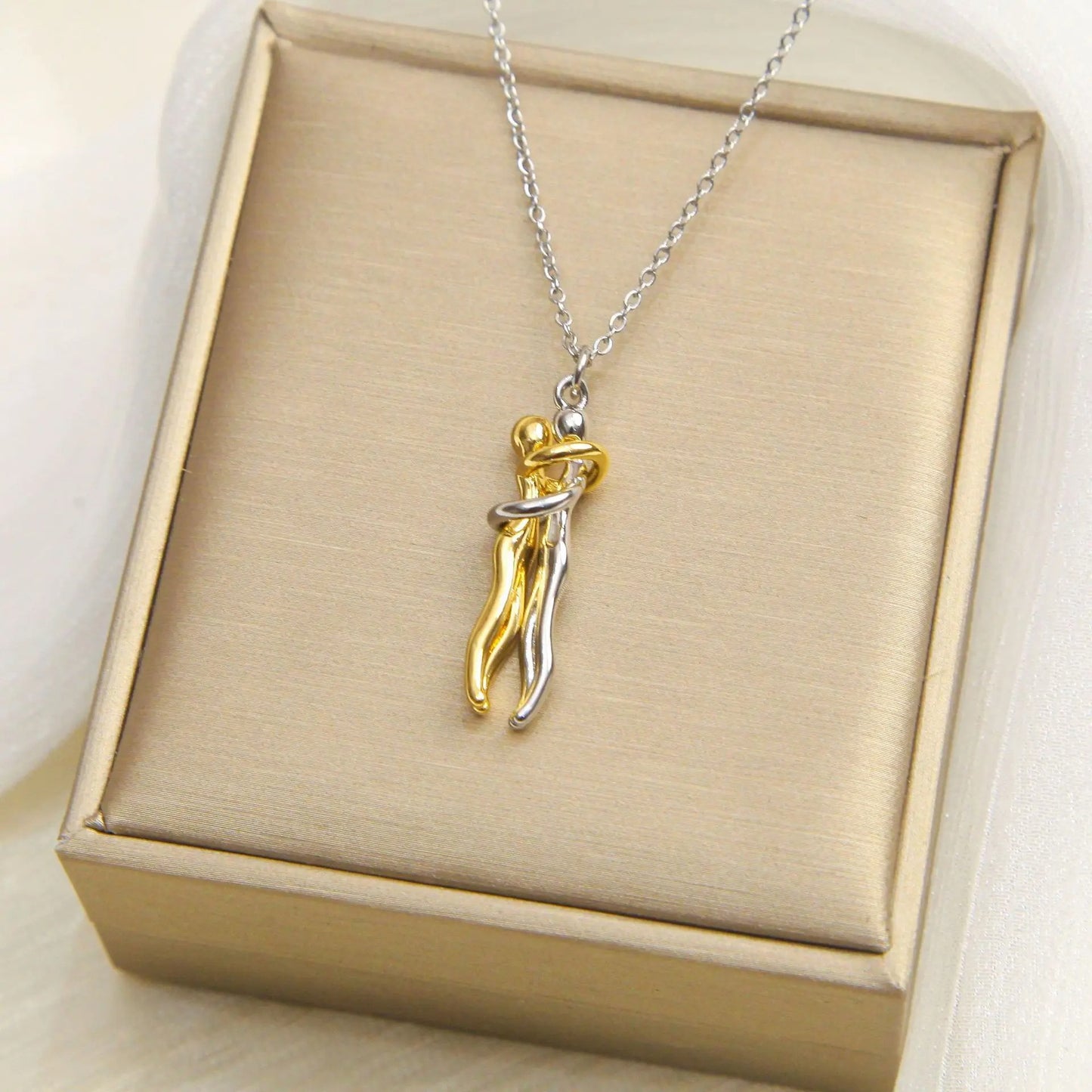 Colar Abraço Eterno – Laço de paixão banhado a ouro 18K