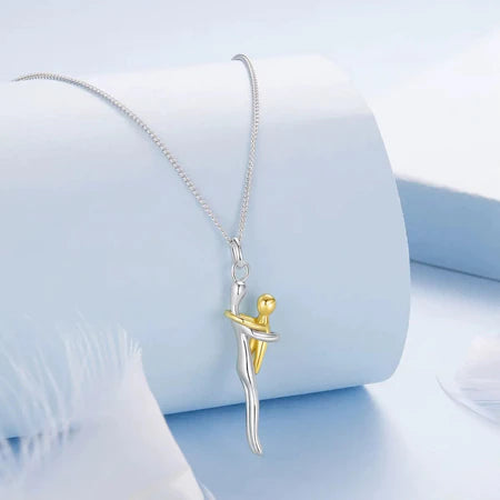 Colar Abraço Materno – Laço de amor banhado a ouro 18K