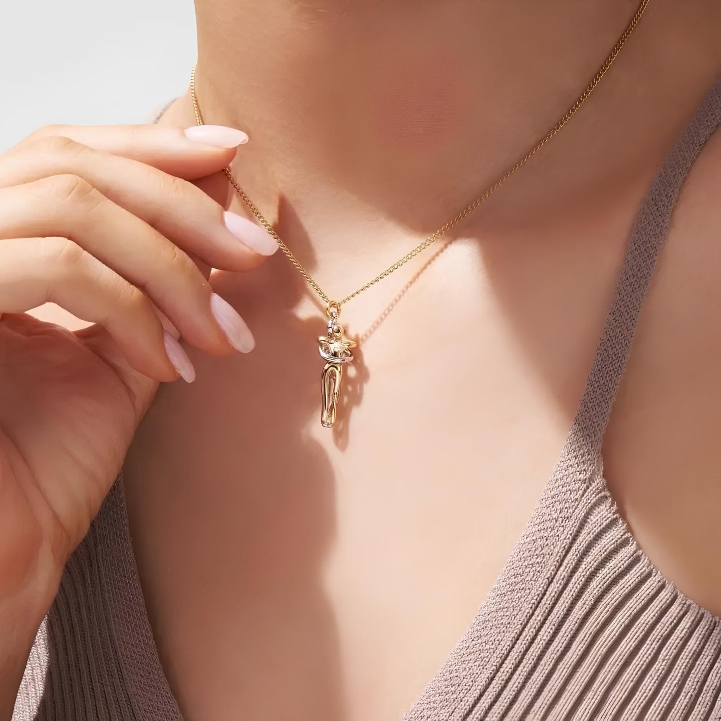 Colar Abraço Eterno – Laço de paixão banhado a ouro 18K