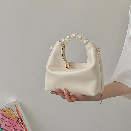 Bolsa com alça de pérola